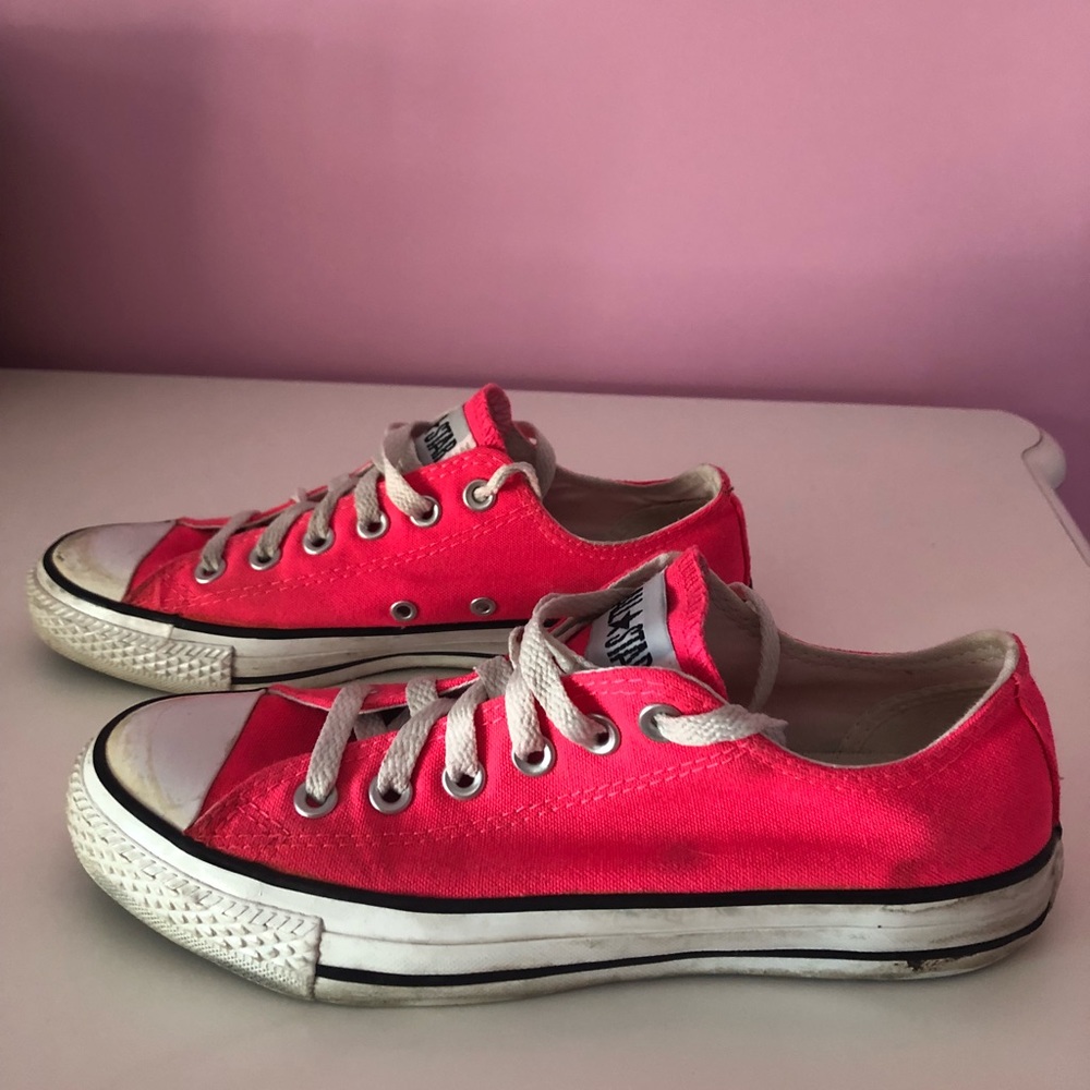 Super cute and vibrant hot pink low top converse!!